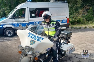 Na zdjęciu uczestnicy festynu służb mundurowych i pojazdów zabytkowych.