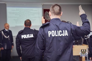 Na zdjęciu policjanci podczas ślubowania.