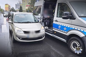 Na zdjęciu radiowóz oraz samochód biorący udział w zdarzeniu.