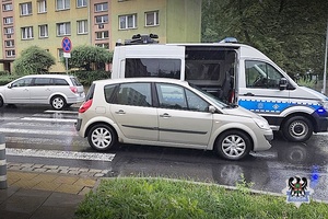 Na zdjęciu radiowóz oraz samochód biorący udział w zdarzeniu.