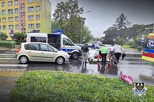 Na zdjęciu radiowóz oraz samochód biorący udział w zdarzeniu.