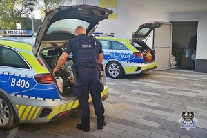 Na zdjęciu policjant przygotowujący dary dla osób potrzebujących.