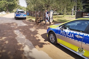 Na zdjęciu miejsce, w którym doszło do powodzi i pracują na nim policjanci pierwszego komisariatu.