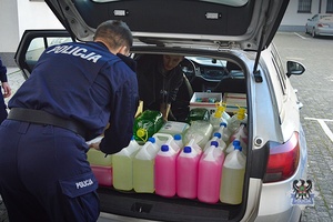 Na zdjęciu policjant niesie dary dla potrzebujących.