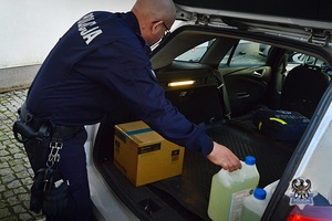 Na zdjęciu policjant przygotowuje dary dla potrzebujących.