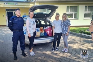 Na zdjęciu policjant przygotowuje dary dla potrzebujących.