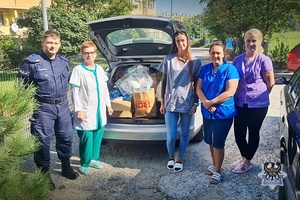 Na zdjęciu policjant przygotowuje dary dla potrzebujących.