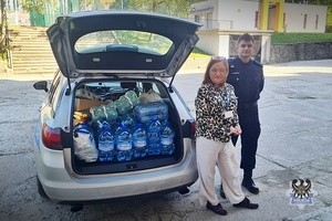 Na zdjęciu policjant przygotowuje dary dla potrzebujących.