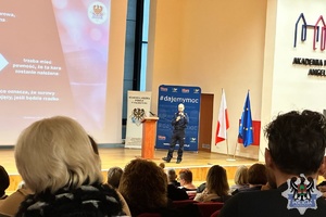 Zdjęcia przedstawiające prelegentów oraz publiczność podczas konferencji dot. odpowiedzialności karnej nieletnich