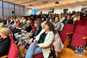 Zdjęcia przedstawiające prelegentów oraz publiczność podczas konferencji dot. odpowiedzialności karnej nieletnich