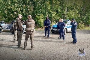 Na zdjęciu policjanci oraz strażnicy leśni.