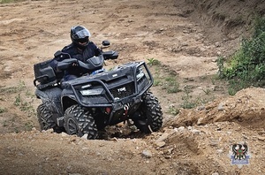 Na zdjęciu policjant na quadzie.