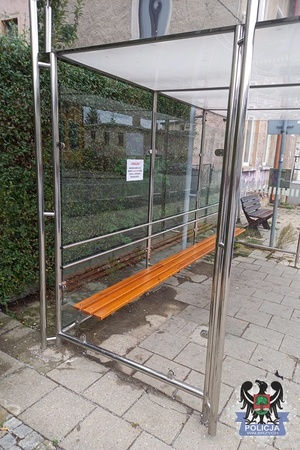Zdjęcia przedstawiające przystanek autobusowy