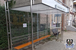 Zdjęcia przedstawiające przystanek autobusowy