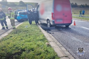 Na zdjęciu uszkodzony w wyniku kolizji drogowej samochód.