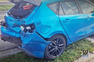 Na zdjęciu uszkodzony w wyniku kolizji drogowej samochód.