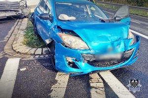Na zdjęciu uszkodzony w wyniku kolizji drogowej samochód.