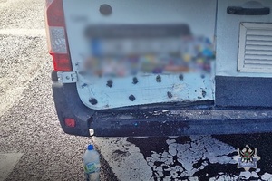 Na zdjęciu uszkodzony w wyniku kolizji drogowej samochód.
