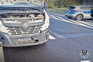 Na zdjęciu uszkodzony w wyniku kolizji drogowej samochód.