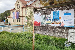 Plakat debaty na tablicy ogłoszeń.