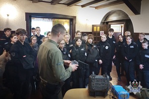 Na zdjęciu uczniowie czwartego liceum wraz z policjantami i strażnikami leśnymi.