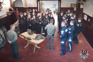 Na zdjęciu uczniowie czwartego liceum wraz z policjantami i strażnikami leśnymi.