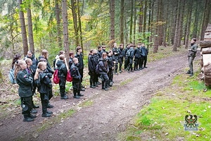 Na zdjęciu uczniowie czwartego liceum wraz z policjantami i strażnikami leśnymi.