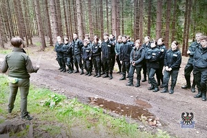 Na zdjęciu uczniowie czwartego liceum wraz z policjantami i strażnikami leśnymi.