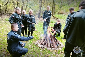 Na zdjęciu uczniowie czwartego liceum wraz z policjantami i strażnikami leśnymi.