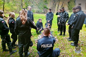 Na zdjęciu uczniowie czwartego liceum wraz z policjantami i strażnikami leśnymi.