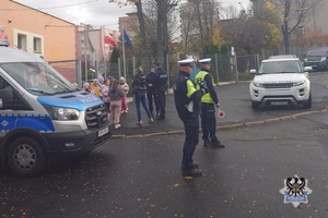 Na zdjęciu policjanci i uczestnicy akcji.