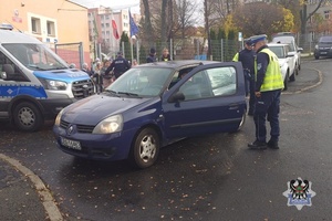 Na zdjęciu policjanci i uczestnicy akcji.