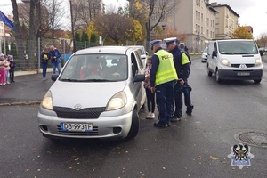 Na zdjęciu policjanci i uczestnicy akcji.