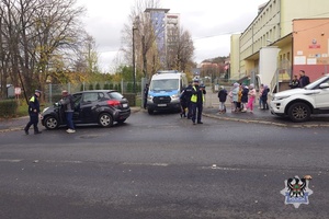 Na zdjęciu policjanci i uczestnicy akcji.