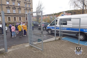 Na zdjęciu policjanci i uczestnicy akcji.