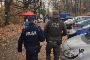 Na zdjęciu policjant i strażnicy leśni.