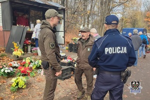 Na zdjęciu policjant i strażnicy leśni.