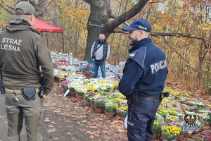 Na zdjęciu policjant i strażnicy leśni.