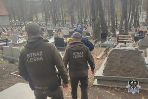 Na zdjęciu policjant i strażnicy leśni.