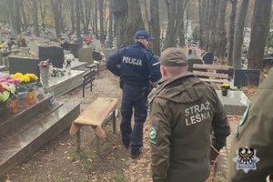 Na zdjęciu policjant i strażnicy leśni.