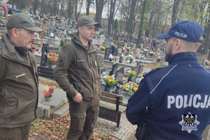 Na zdjęciu policjant i strażnicy leśni.