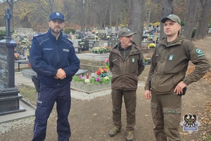 Na zdjęciu policjant i strażnicy leśni.