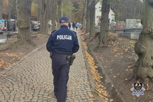 Na zdjęciu policjant i strażnicy leśni.