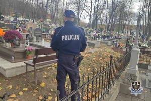 Na zdjęciu policjant i strażnicy leśni.