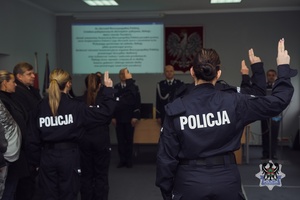 Na zdjęciu policjanci podczas oficjalnego ślubowania.