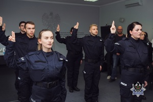 Na zdjęciu policjanci podczas oficjalnego ślubowania.