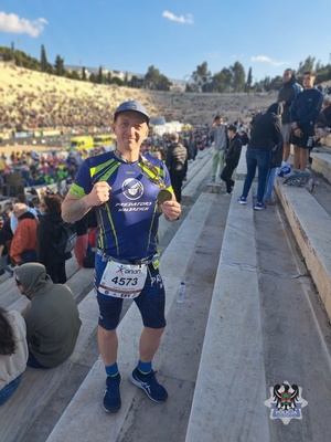 Na zdjęciu Rafał Jankowski bierze udział w maratonie.