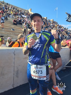 Na zdjęciu Rafał Jankowski bierze udział w maratonie.