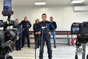 Na zdjęciu policjant podczas konferencji.