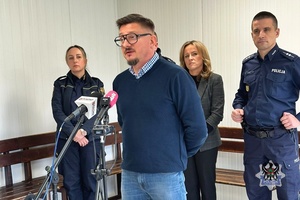 Na zdjęciu policjant podczas konferencji.